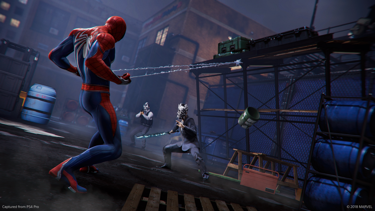 [02/08/2018] Mit Spideys Fähigkeiten lässt sich auch die Umgebung in Kämpfe miteinbeziehen. So zieht ihr beispielsweise ein Gerüst herunter oder schleudert einen Gullideckel.