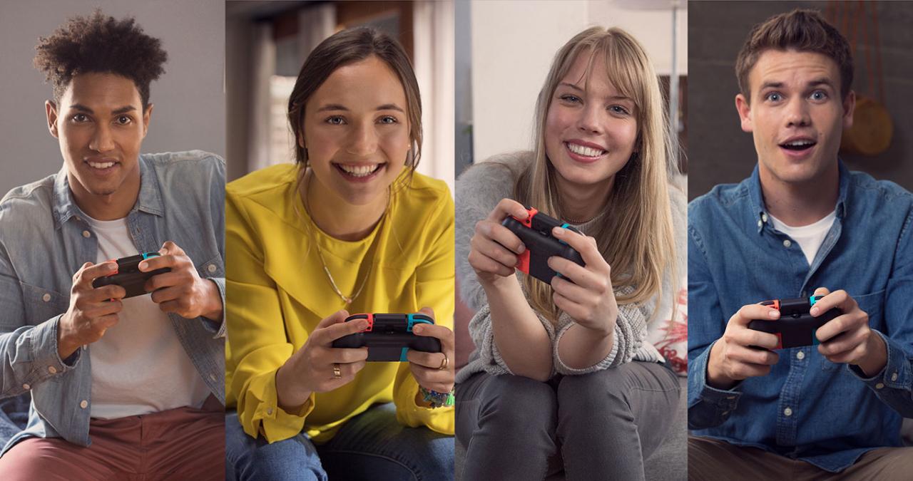 Auf dem Bild sind vier Menschen zu sehen, die online gemeinsame Nintendo Switch spielen. Jede der Personen hält einen Switch-Controller in der Hand.