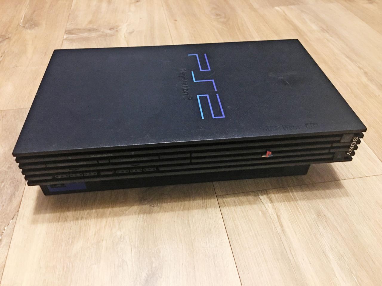 Die PS2 ging &uuml;ber 150 Millionen Mal &uuml;ber den Ladentisch und ist<br>
damit die meistverkaufte Konsole aller Zeiten.&nbsp;