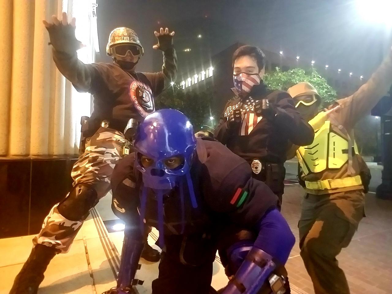 [21/12/2018] Mitglieder der Xtreme Justice League (u. a. Mr. Xtreme (l.) & The Grim (2.v.l & Lightfist (r.))