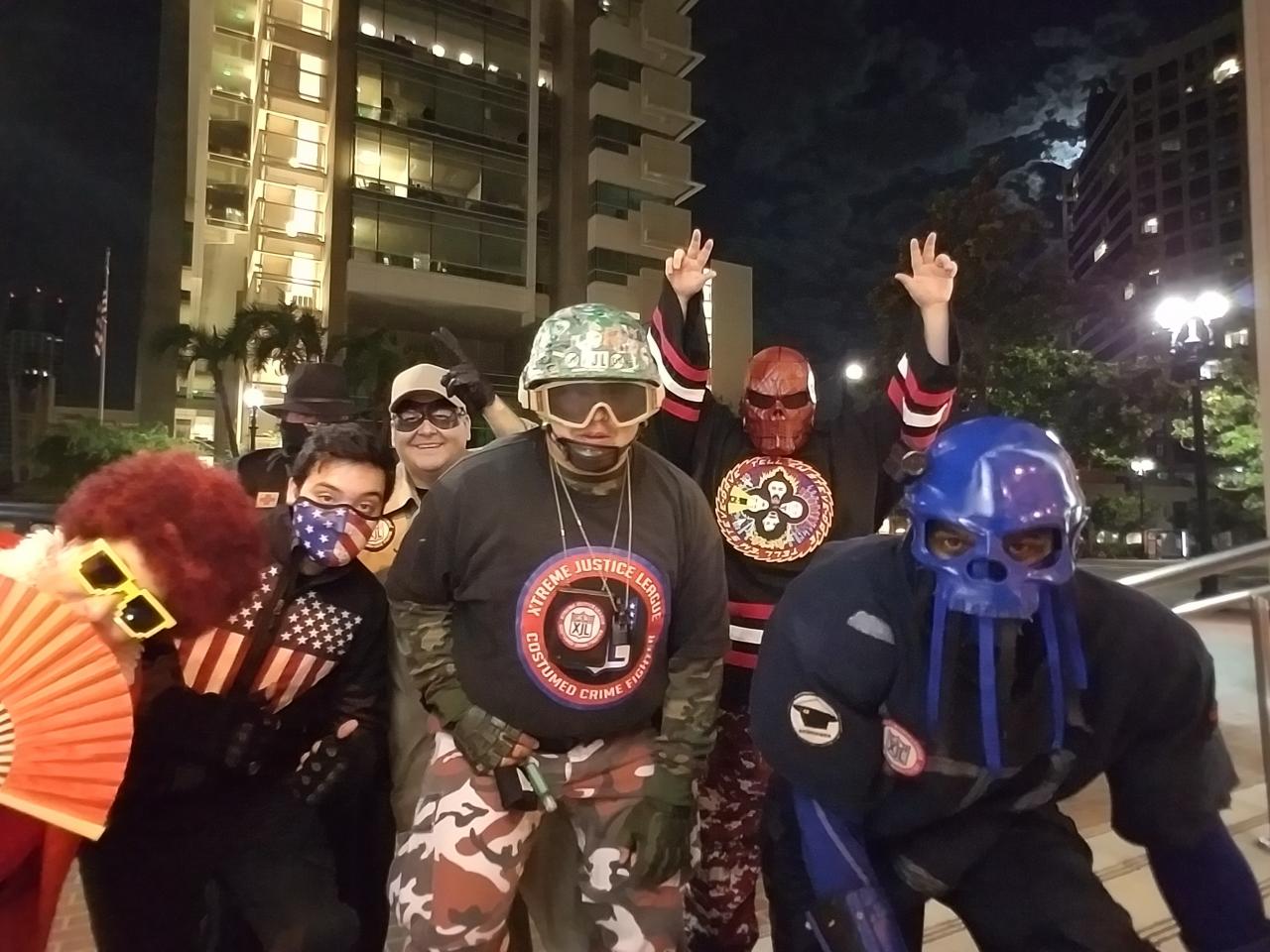 [21/12/2018] Auch wenn solche Fotos auf den ersten Blick lustig wirken: Oft sind die nächtlichen Streifzüge der Xtreme Justice League mit ersthaften Konflikten verbunden, die sie deeskalierend und möglichst gewaltfrei zu lösen versuchen.