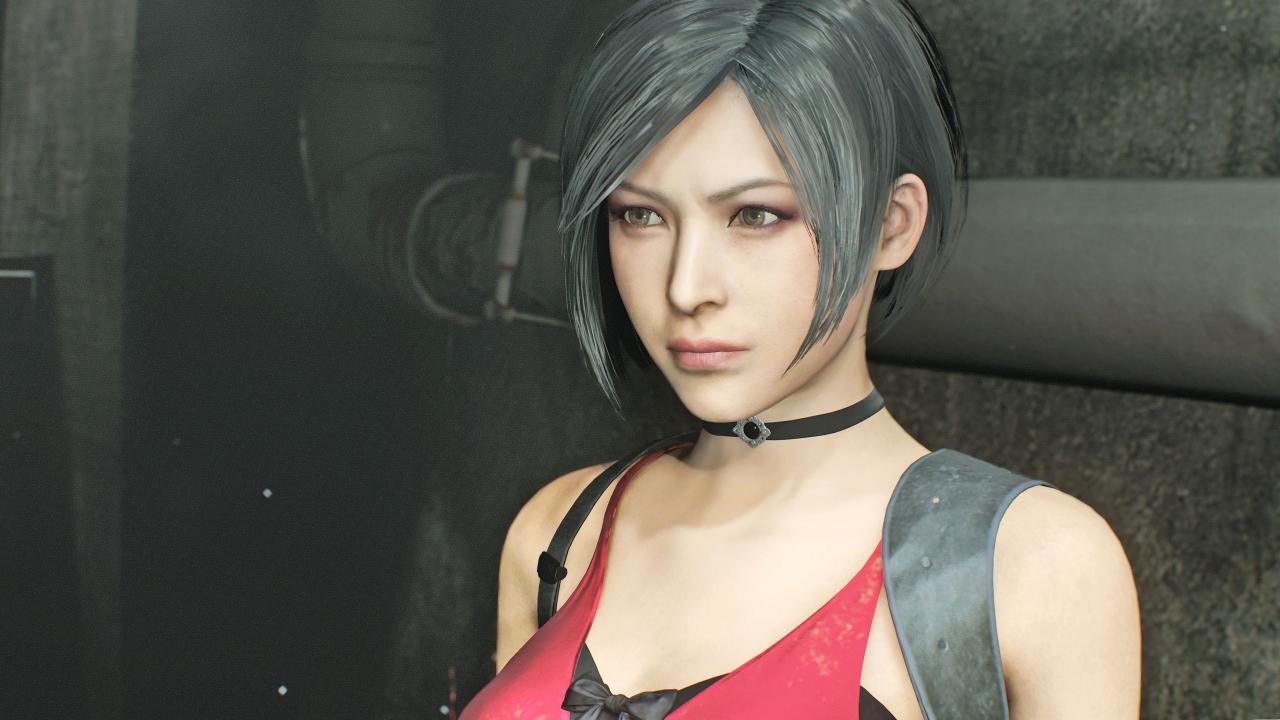 [17/12/2018] Mysteriöse Schönheit: Ada Wong trägt anfangs noch Trenchcoat und Sonnenbrille, wechselt aber später zu ihrem aus dem Original bekannten roten Kleid.