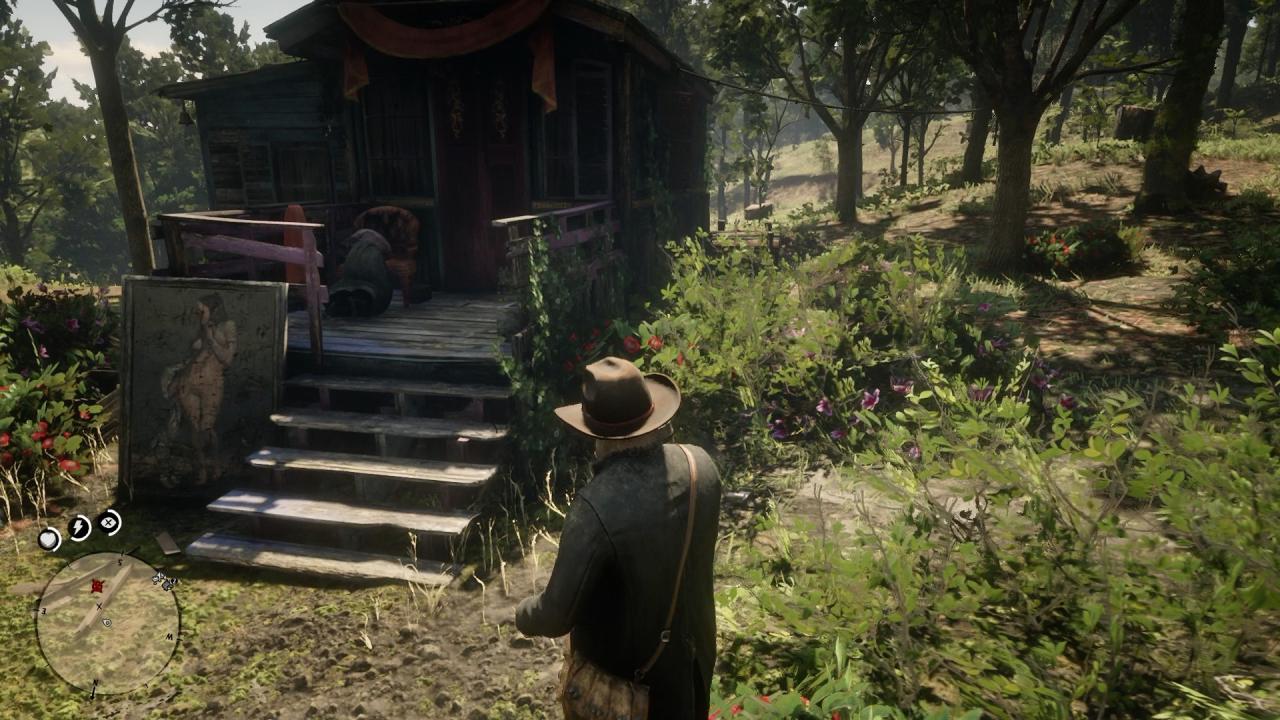 Eine markant gestaltete Hütte. Im Stuhl vor dem Haus sitzt ein Skelett in Frauenkleidern.