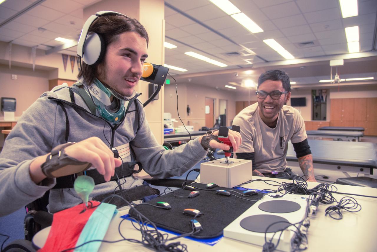 [08/01/2019] Dank des Xbox Adaptive Controllers - der weiße Kasten eher rechts im Bild - können selbst körperlich stark eingeschränkte Menschen Spiele genießen.