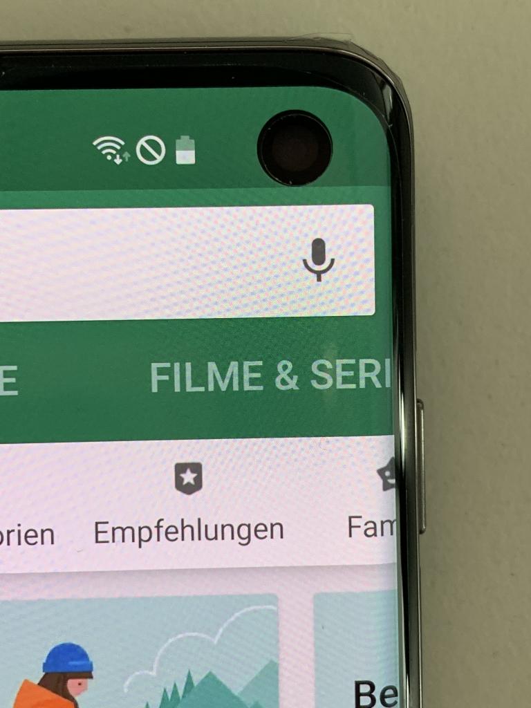 [20/03/2019] Das umfließende Display an der Frontkamera ist hübsch anzusehen. Allerdings sind viele Android-Apps nicht darauf angepasst, was zu unschönen Design-Makeln wie ungleichen Randabständen führt.