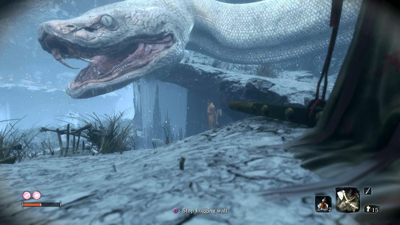 Durch Sekiros Moveset stehen euch einige Stealth-Optionen offen, wie hier etwa das An-die-Wand-Drücken.