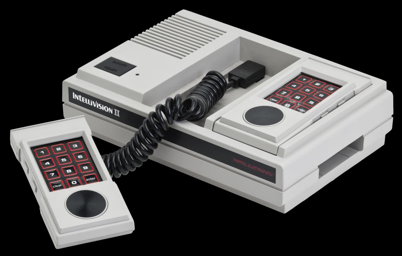 [19/03/2019] Das Intellivision II (1983) war kein klassischer Nachfolger, sondern vielmehr eine kostengünstigere, kompaktere und preisweiter herzustellende Neuauflage des bestehenden Systems.