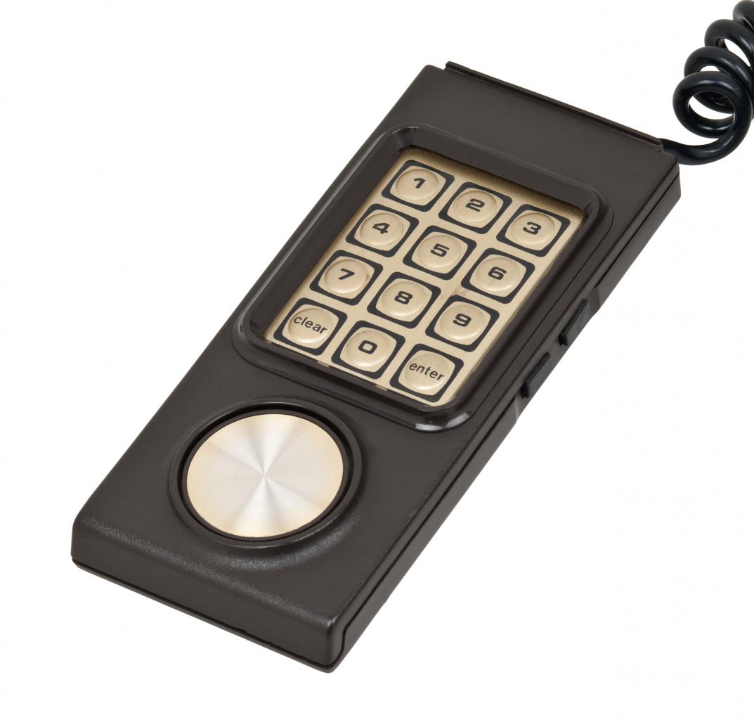 [19/03/2019] Der Controller des Intellivision bot zahlreiche Innovationen, unter anderem das kreisförmige D-Pad mit 16 möglichen Bewegungsrichtungen sowie das 12-Tasten-Keypad samt Schacht für auswechselbare Schablonen.