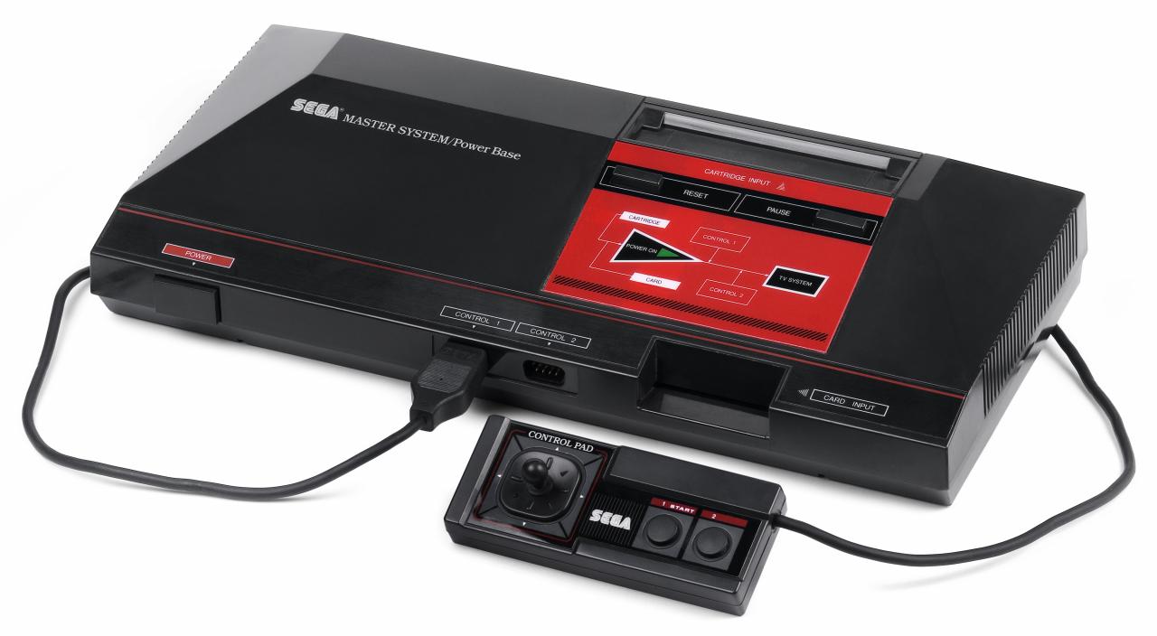 [25/04/2019] Die erste Variante des Sega Master System bietet sowohl einen Schacht für Steckmodule (oben), als auch einen für „My Card“-Speicherkarten (vorne). Im Gegensatz zum Master System verfügt es zudem über einen Reset-Schalter und einen Erweiterungsschacht auf der Rückseite.