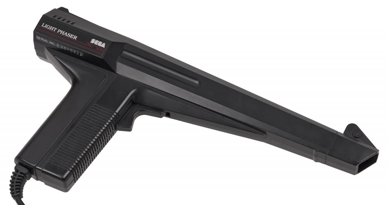 [25/04/2019] Die Lichtpistole des Master System hört auf den futuristischen Namen Light Phaser. Das Design der Plastikwaffe basiert auf dem Look einer Waffe aus Zillion, eine 31-teilige Anime-Serie, welche zwischen dem 12. April und dem 13. Dezember 1987 in den USA ausgestrahlt wurde.