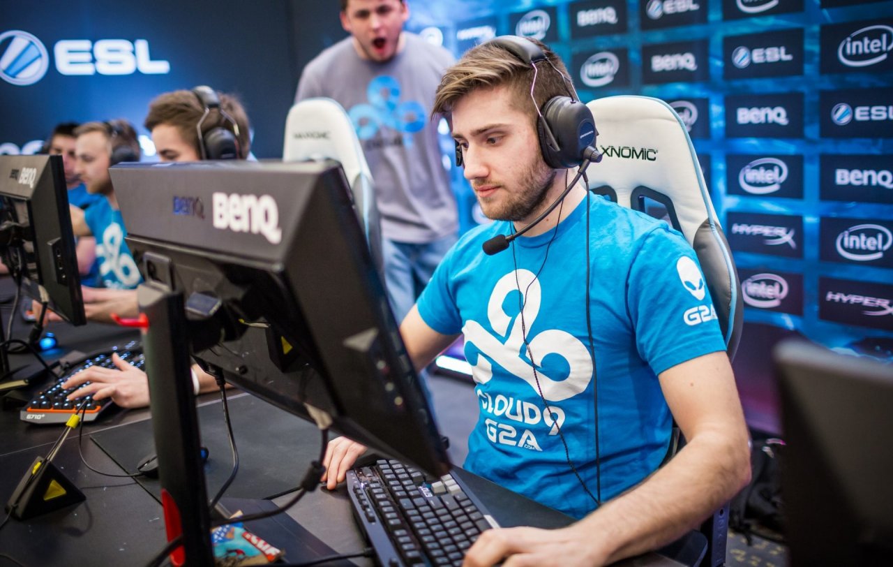 [28/06/2019] Counter-Strike ist mittlerweile so beliebt, dass es auch schon den ein oder anderen Doping-Skandal hervorgebracht hat. 2015 etwa gab Kory „Semphis“ Friesen, damals Mitglied beim Clan Cloud9, vor laufender Kamera den Konsum leistungssteigernder Substanzen zu. Er und einige Teamkollegen hatten während eines Turniers in Montreal das aufputschende Adderall konsumiert.