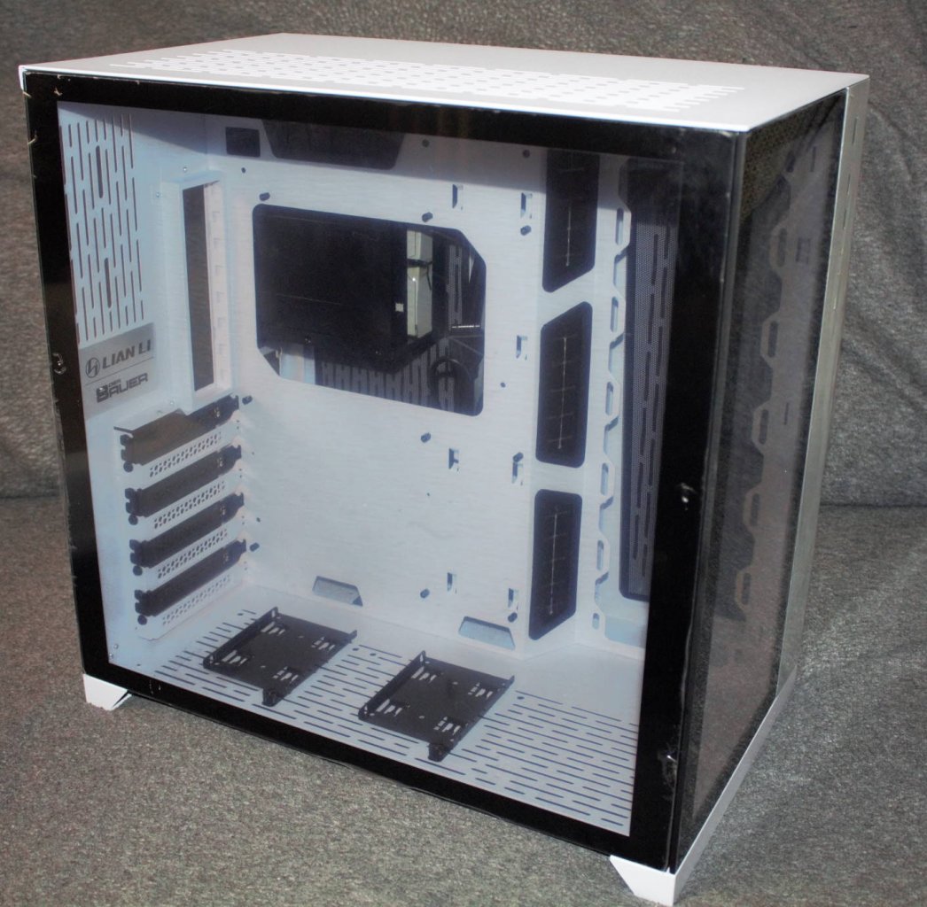 [30/08/2019] Das geschlossene, leere Case. Der leicht milichige Eindruck der Fenster liegt daran, dass die Schutzfolie noch nicht abgezogen ist.