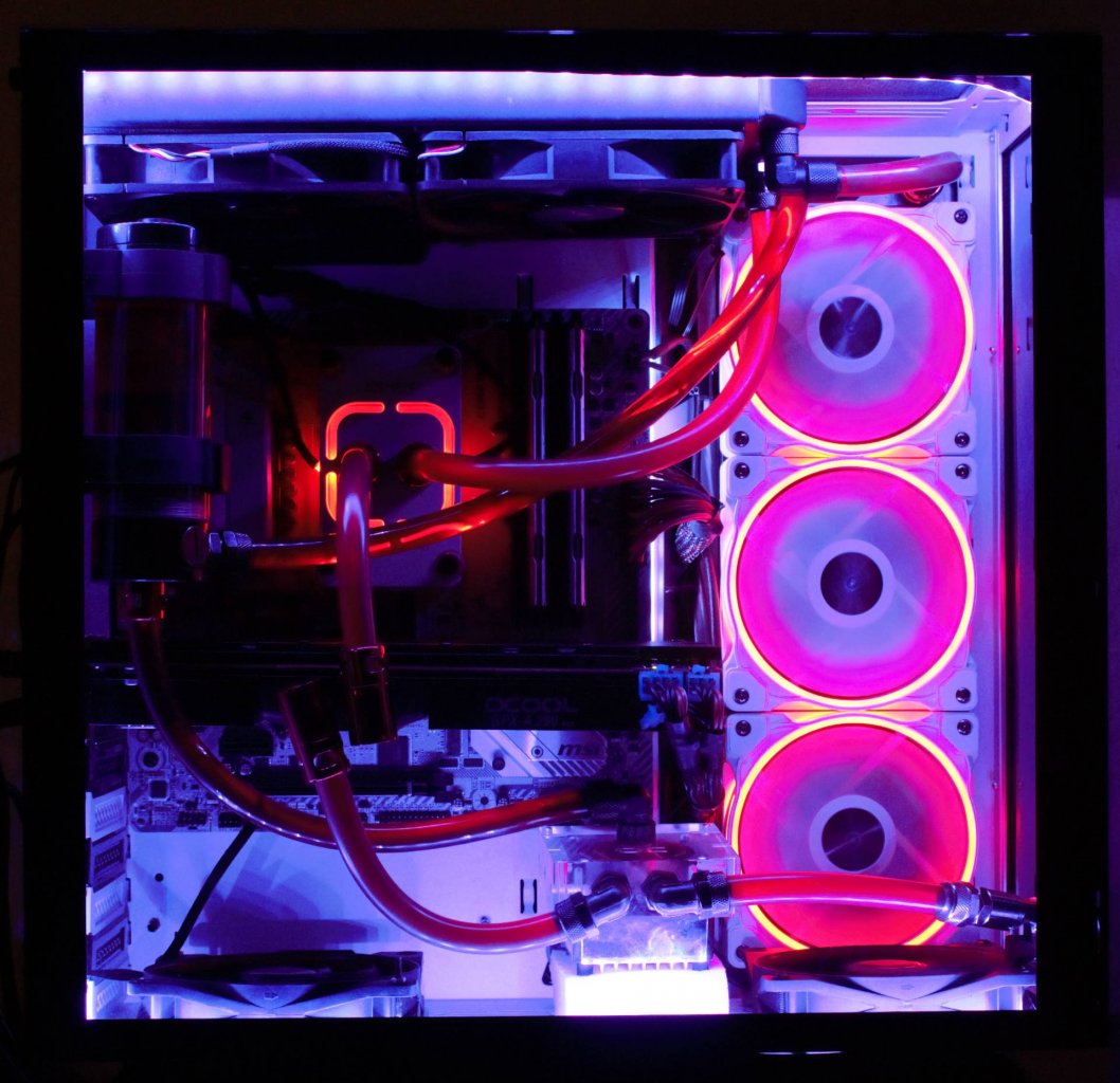 [06/09/2019] Ein Blick auf ein Lian Li PC O11DW, das wir für einen Test mit einer Wasserkühlung und RGB-Beleuchtung ausstatteten.