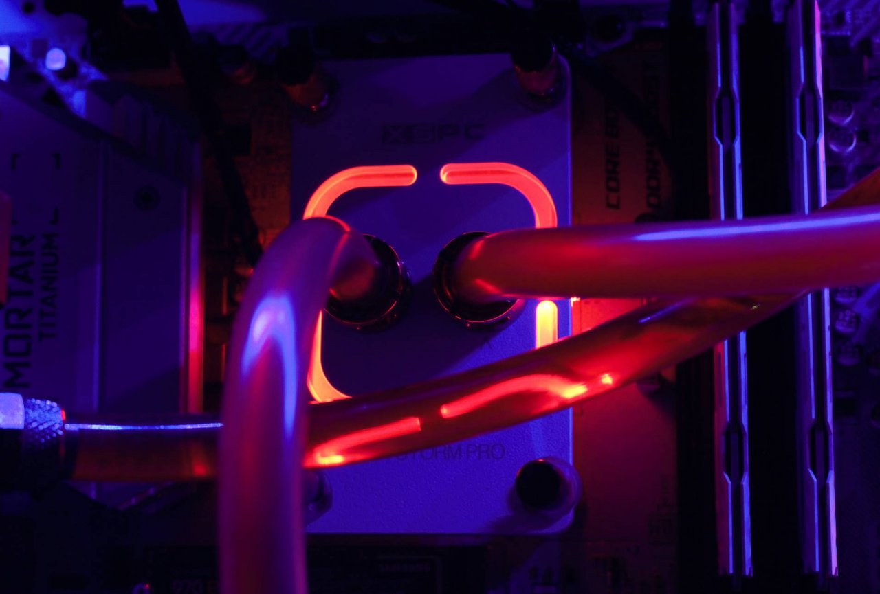 [06/09/2019] Hübsch, aber teuer: Der CPU-Wasserkühler XSPC Raystorm Pro RGB für den Sockel AM4 kostet 75 Euro.