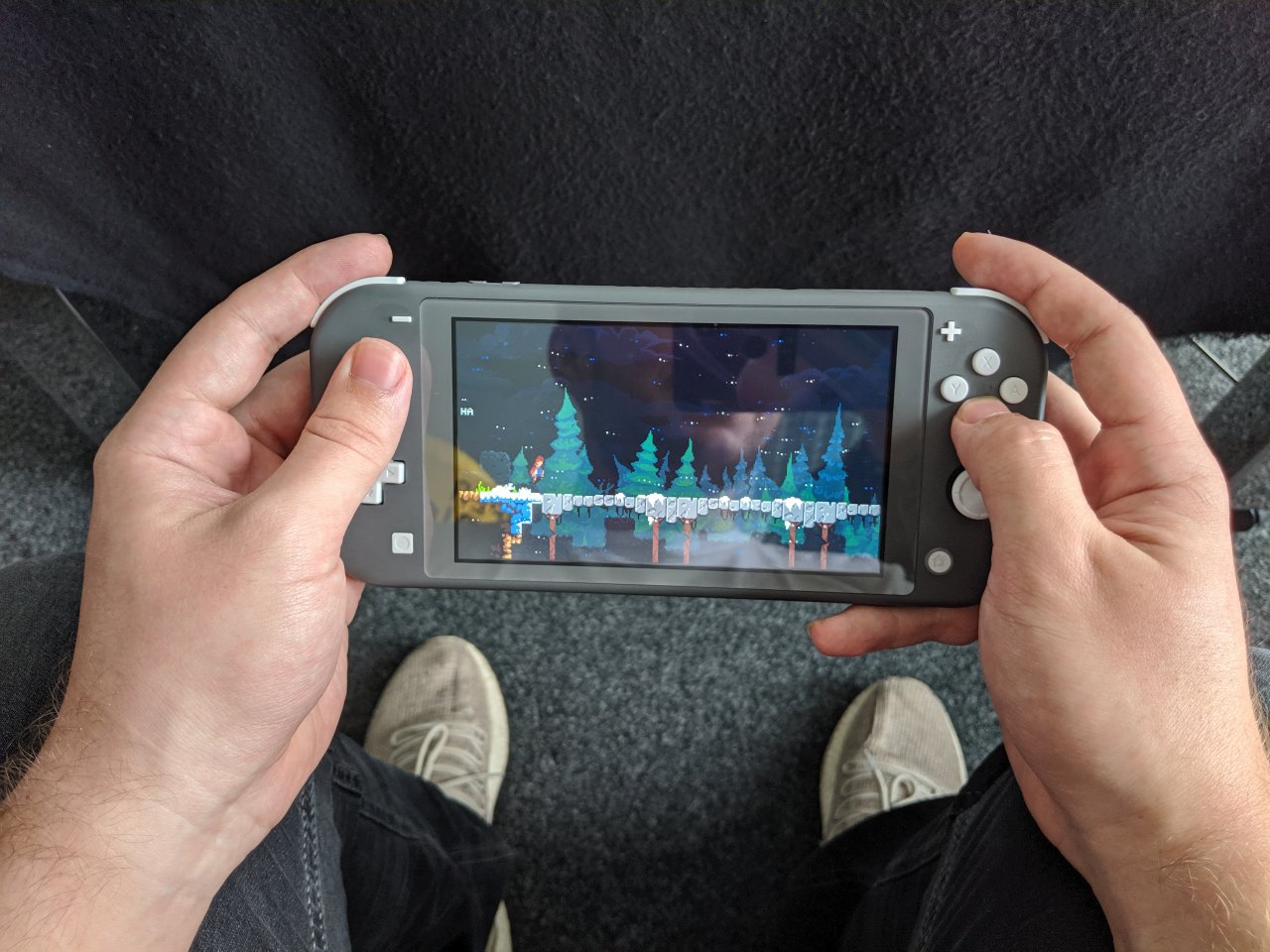 [17/09/2019] Auch bei größeren Händen noch okay: Die Nintendo Switch Lite. Bequemer spielt es sich aber mit dem Pro-Controller.