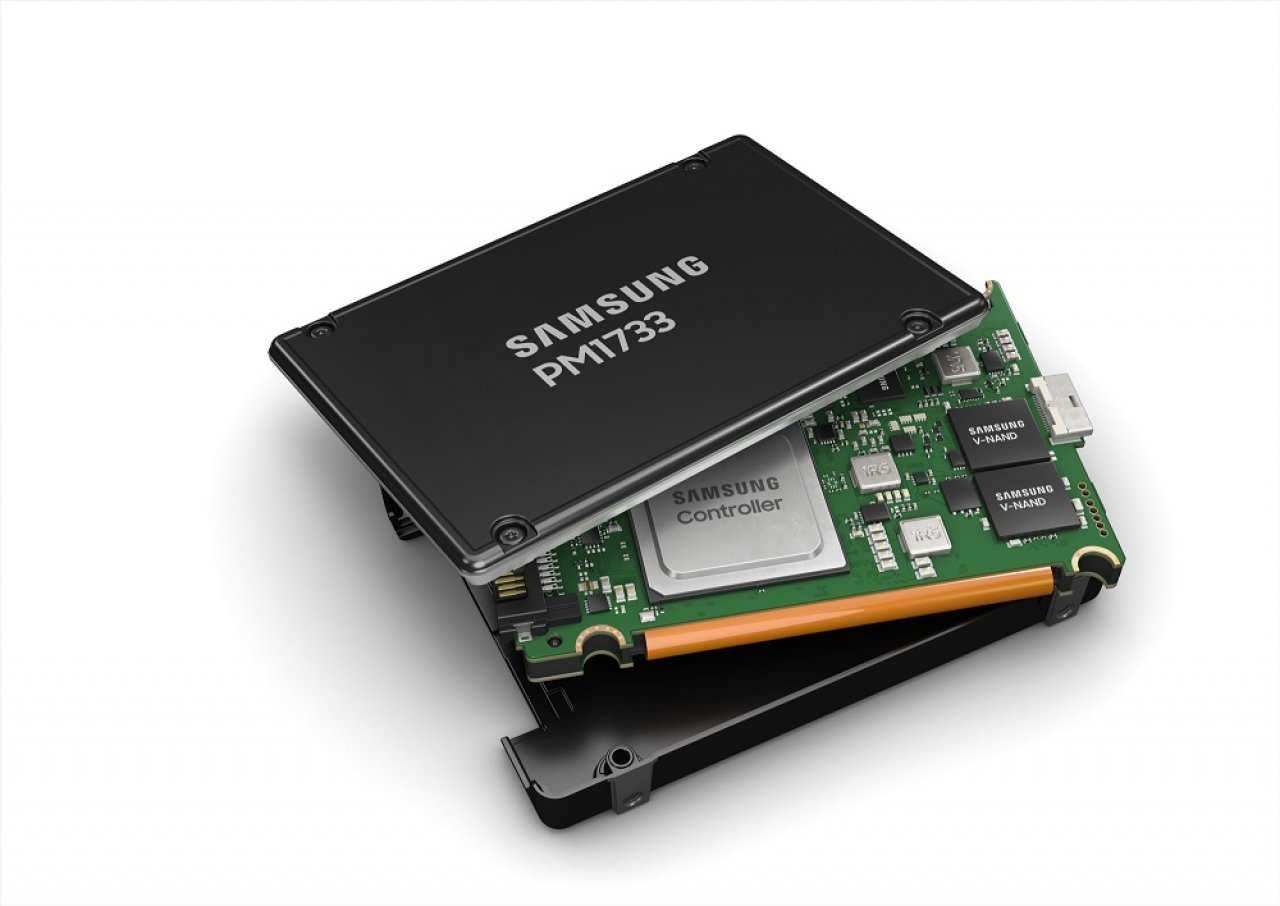 [22/09/2019] Eine geöffnete SATA-SSD. Die Technik ließe sich auch deutlich platzsparender umsetzen, was die inzwischen kaum mehr teureren M.2-SSDs beweisen.