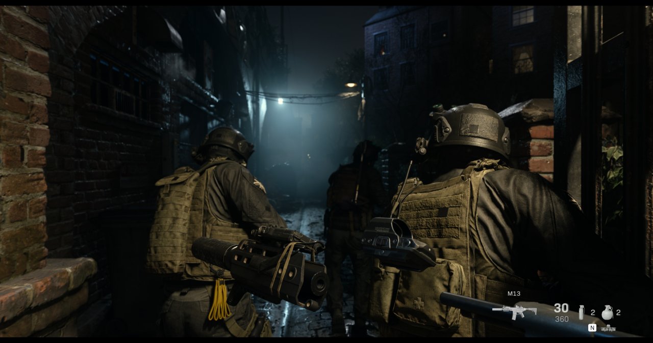 Ein SAS-Team schleicht durch eine Londoner Gasse.
