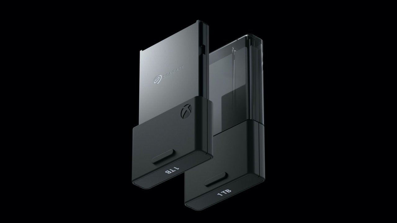[17/03/2020] Die SSD-Erweiterung wird seitlich in das Gehäuse gesteckt.