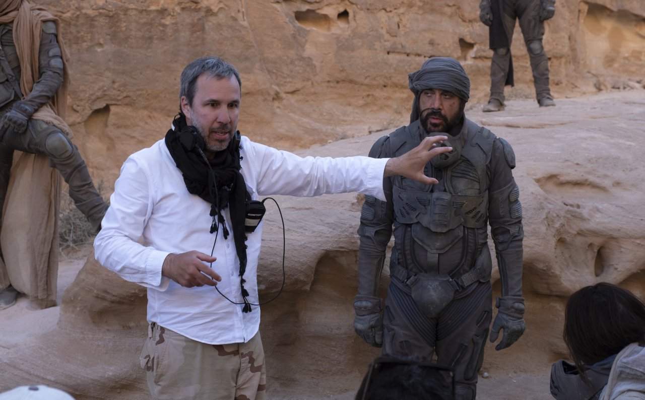 [16/04/2020] Regisseur Denis Villeneuve (links) am mit Javier Bardem, der den Fremen Stilgar verkörpert.