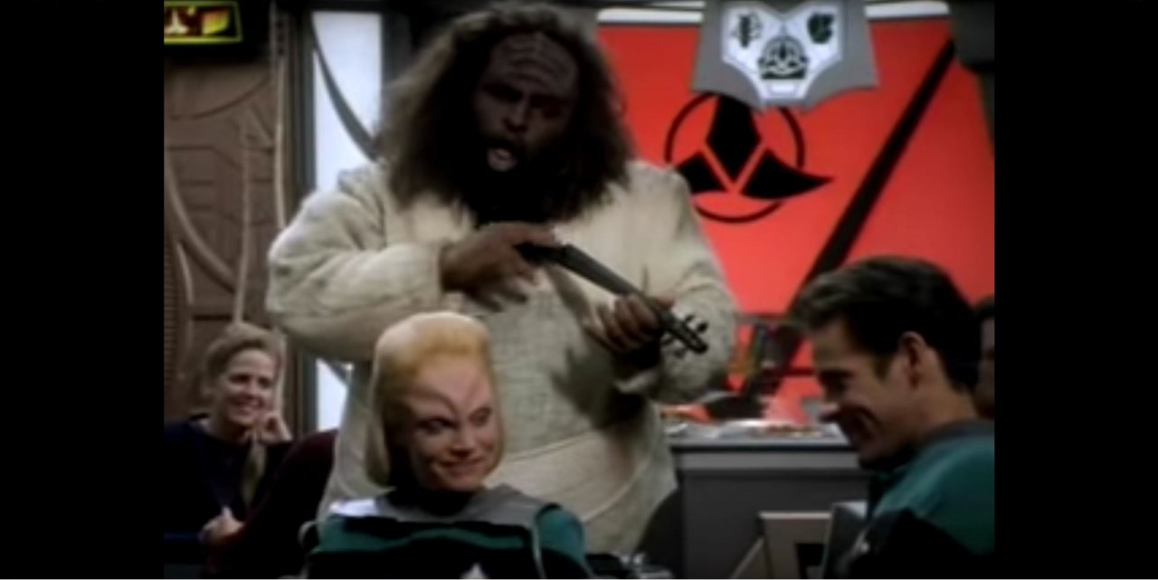 [15/05/2020] Für manche gehört der kochende Barde wohl auf Platz 1: Kaga stiehlt den Hauptdarstellern von Deep Space Nine in seinen Szenen regelmäßig die Show.
