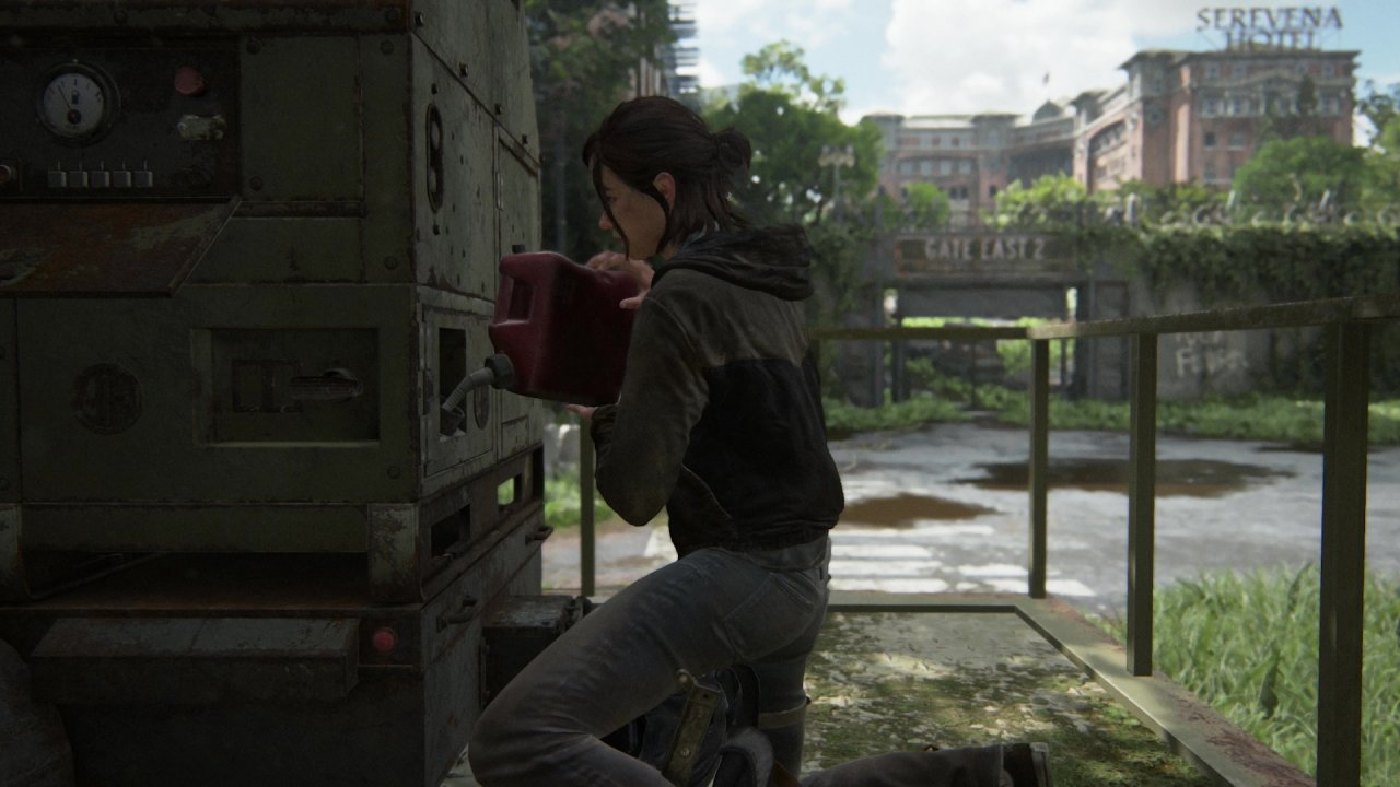 [18/06/2020] Ellie füllt Benzin in den Generator, der den Weg zum Serevena Hotel öffnet.