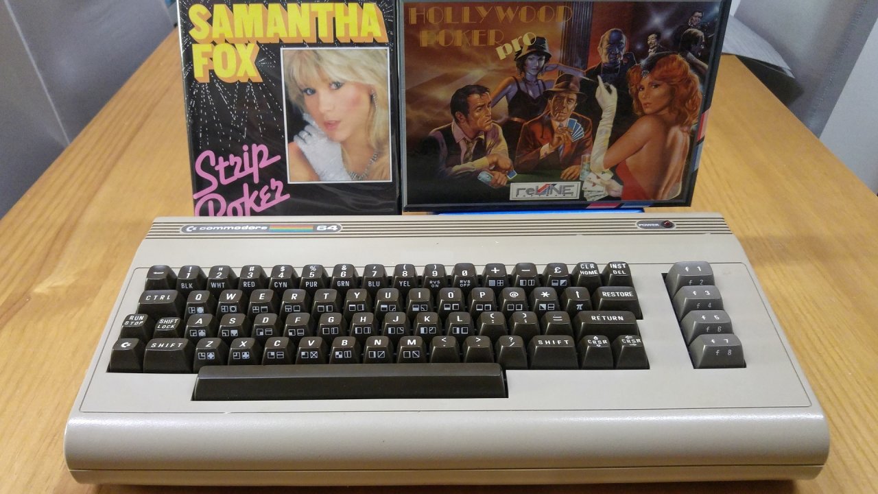 [16/07/2020] Ein kleiner Einblick in sein Heim outet unseren Autor als Strip-Poker-Liebhaber und C64-Sammler. Gezockt hat er die Schmuddelsoftware natürlich nie nicht niemals keinesfalls.