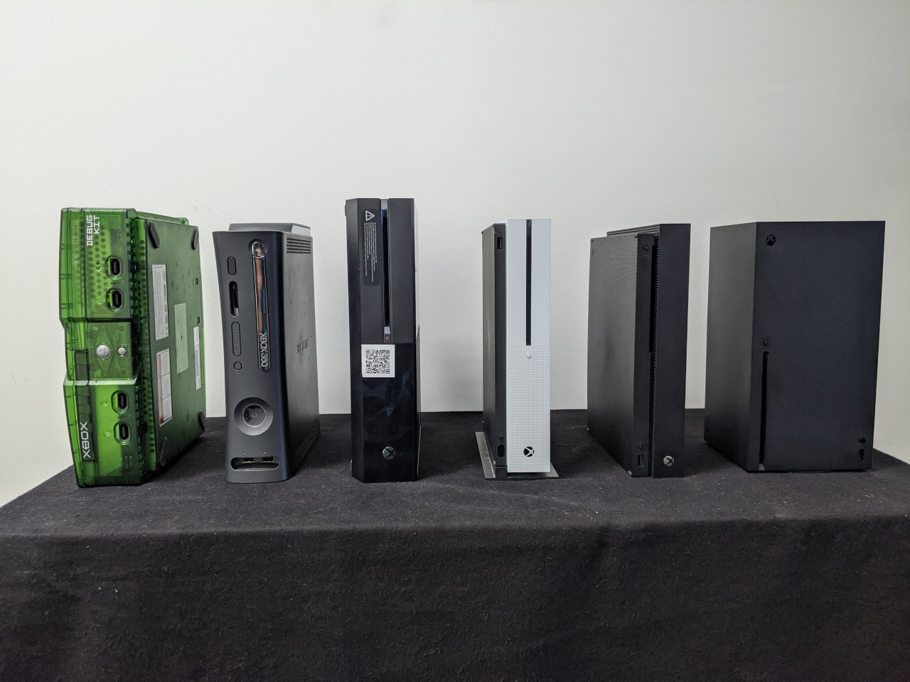 [15/10/2020] Größenvergleich der Generationen: So sieht die Xbox Series X neben ihren Vorgängern aus.