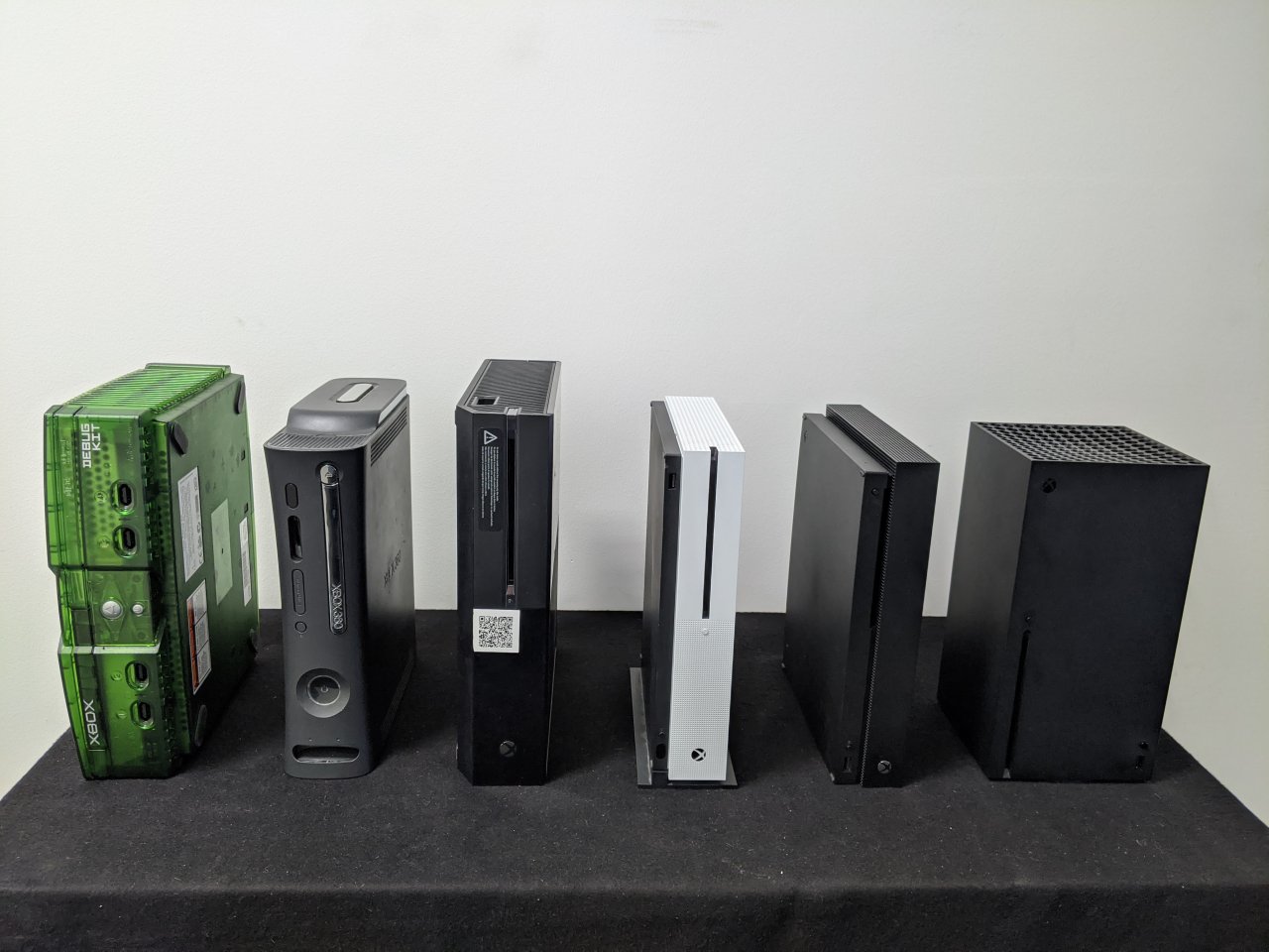[15/10/2020] Von links nach rechts: Die originale Xbox, die Xbox 360 Elite, die Xbox One, die Xbox One S, die Xbox One X und die Xbox Series X.