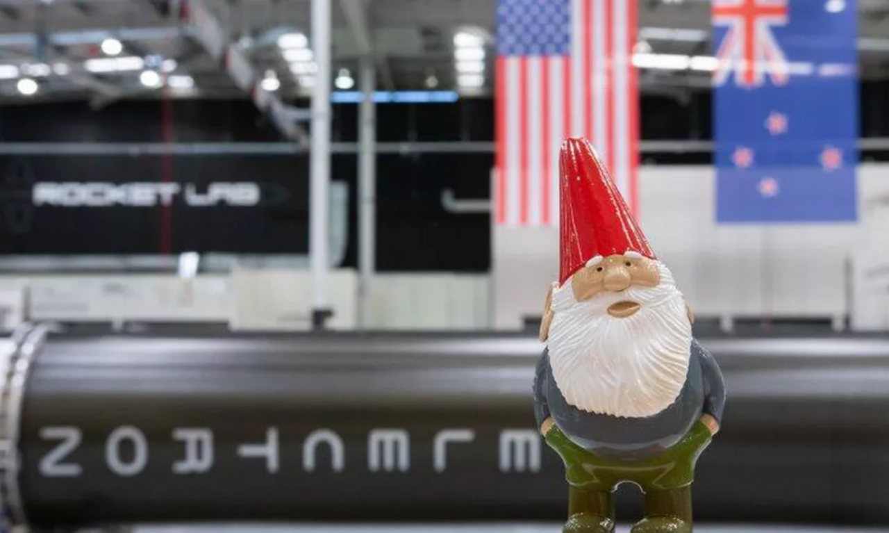 [14/12/2020] Durch das Achievement „Little Rocket Man“ wurde Gartenzwerg Chompski aus Half-Life: Episode Two ziemlich bekannt. Am 20. November 2020 ließ Gabe Newell den kleinen Mann im Rahmen einer Charity-Aktion nun wirklich ins All schießen.