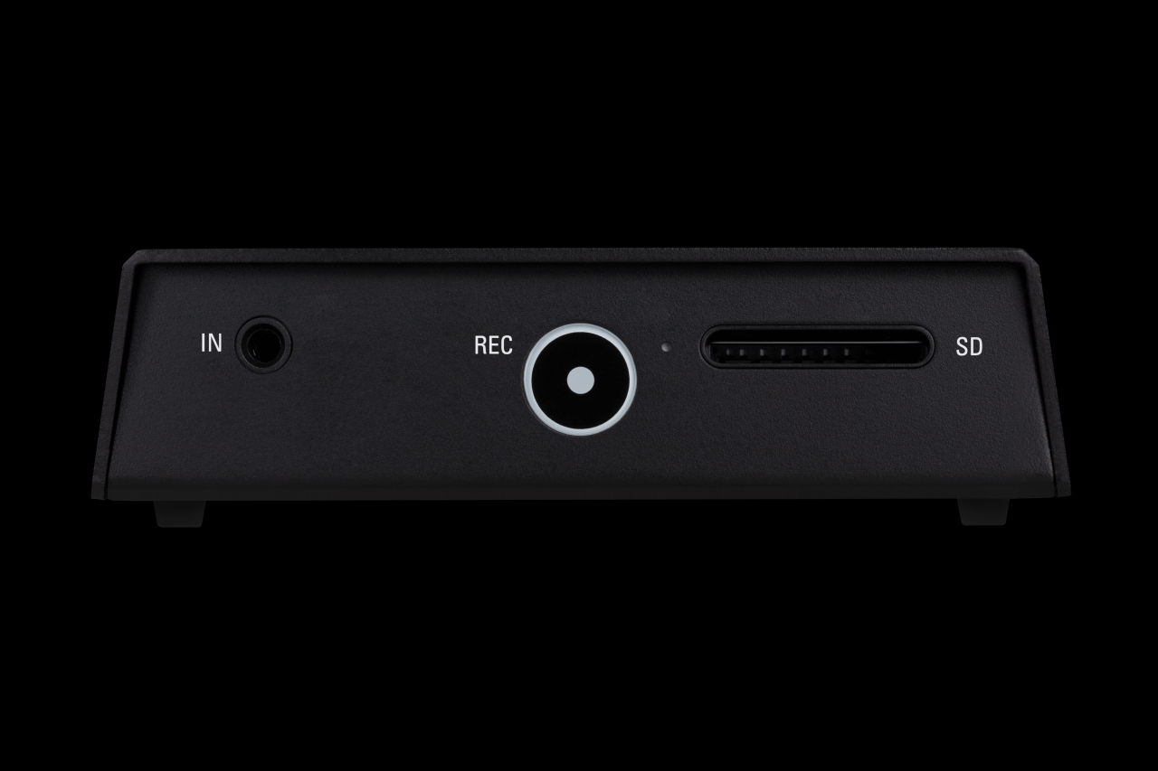 [22/01/2021] Elgato 4K60 S Vorderansicht: Der Audioeingang links, rechts der Card-Slot, in der Mitte ein Touch-Button mit LED-Statusbeleuchtung.