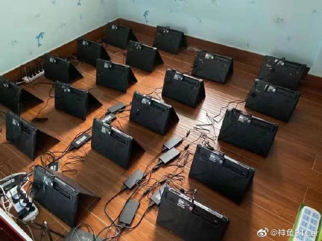 [10/02/2021] Das Bild soll teure Gaming-Notebooks zeigen, die nur für Mining angeschafft wurden.