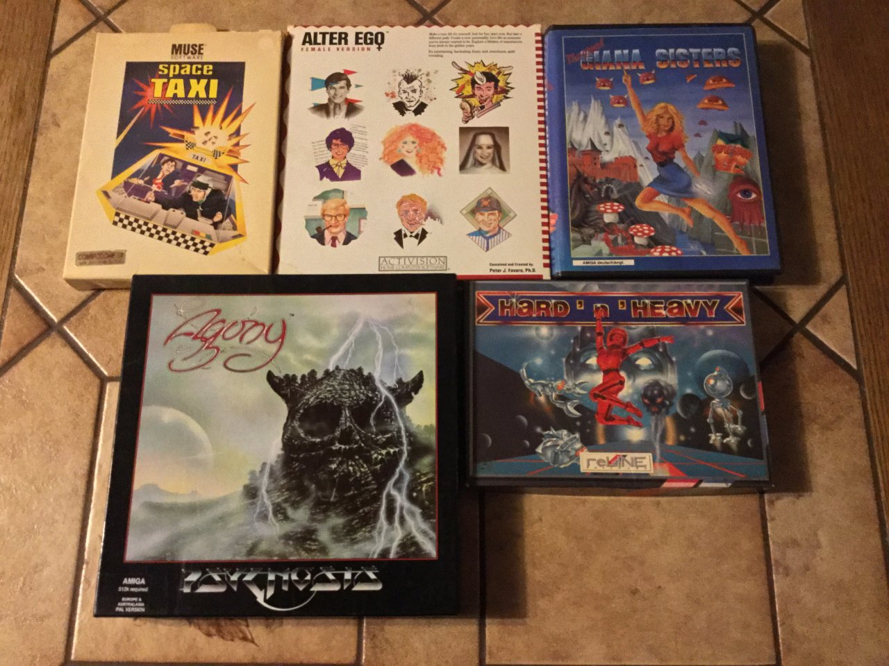 [19/03/2021] Einige der wertvollsten C64- und Amiga-Unikate vereint. Besonders aufregend: die Female-Edition von Alter Ego, in der ihr im Gegensatz zum Original das Leben einer Frau anstatt eines Mannes spielt.