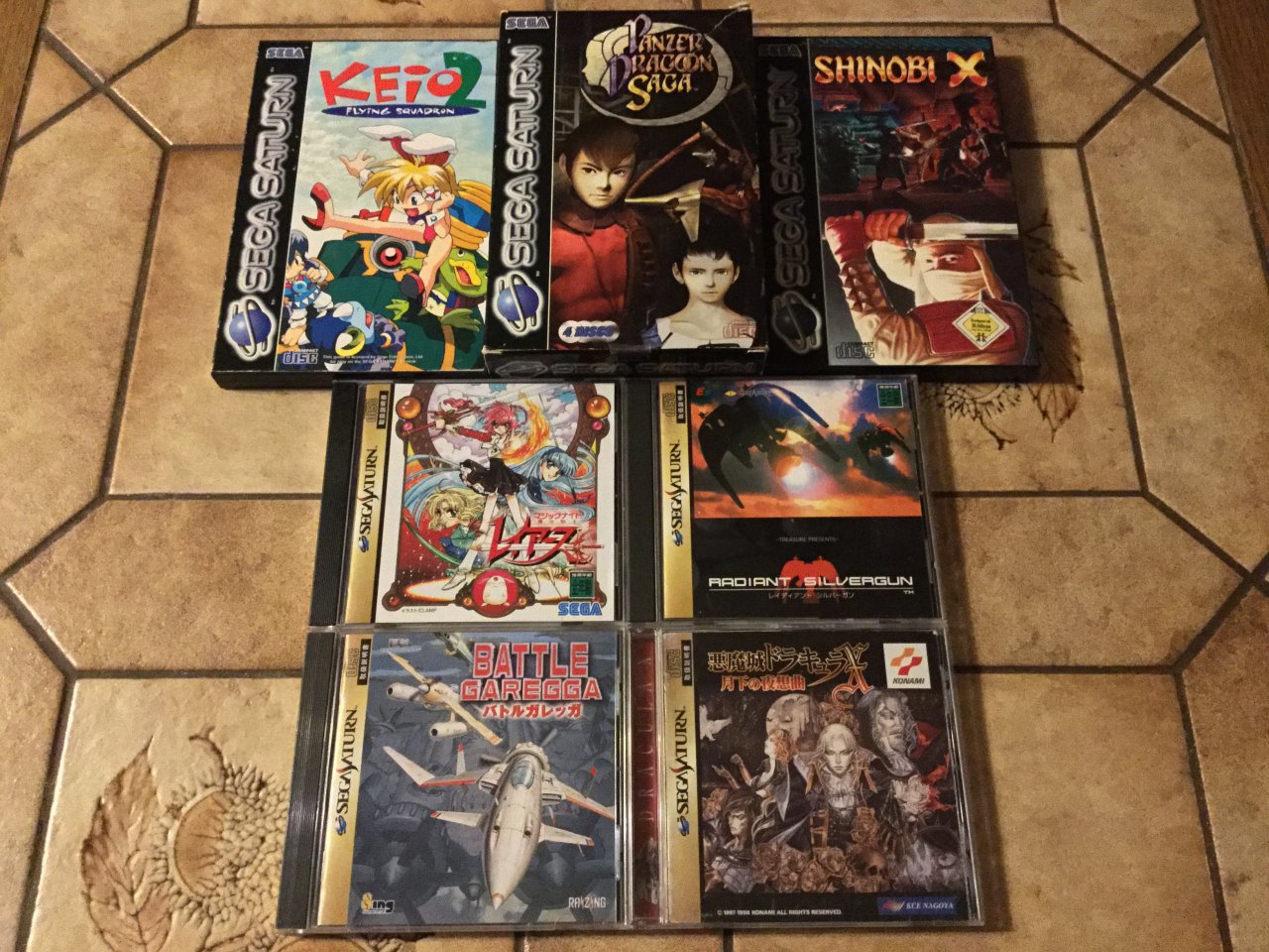 [19/03/2021] Keine grandiose Sega-Saturn-Sammlung ist ohne das fabelhafte Panzer Dragoon Saga (oberste Reihe in der Mitte) komplett.