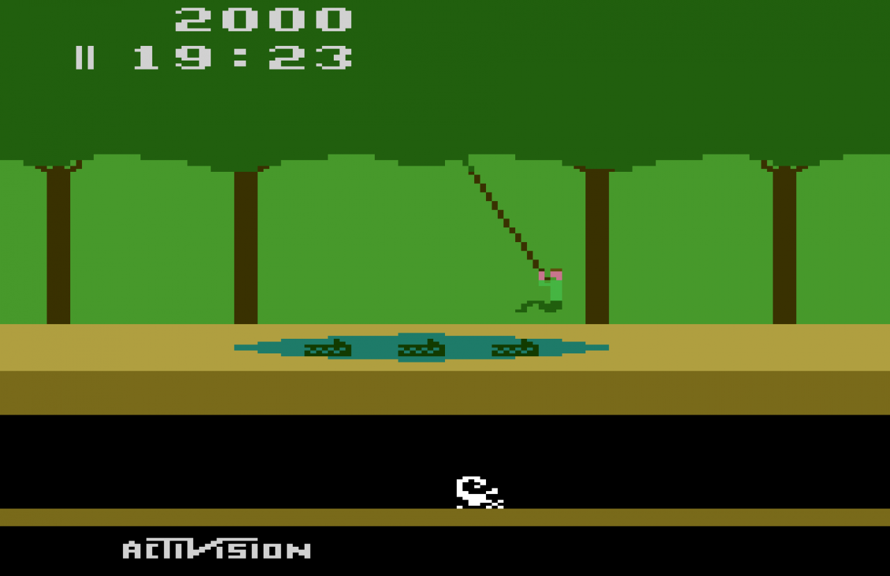[27/05/2021] An einer Liane hängend, schwingt sich der Protagonist aus Pitfall über eine Meute gefräßiger Krokodile. David Cranes Atari-2600-Hit beeinflusste die Machart von zukünftigen Plattformern maßgeblich.