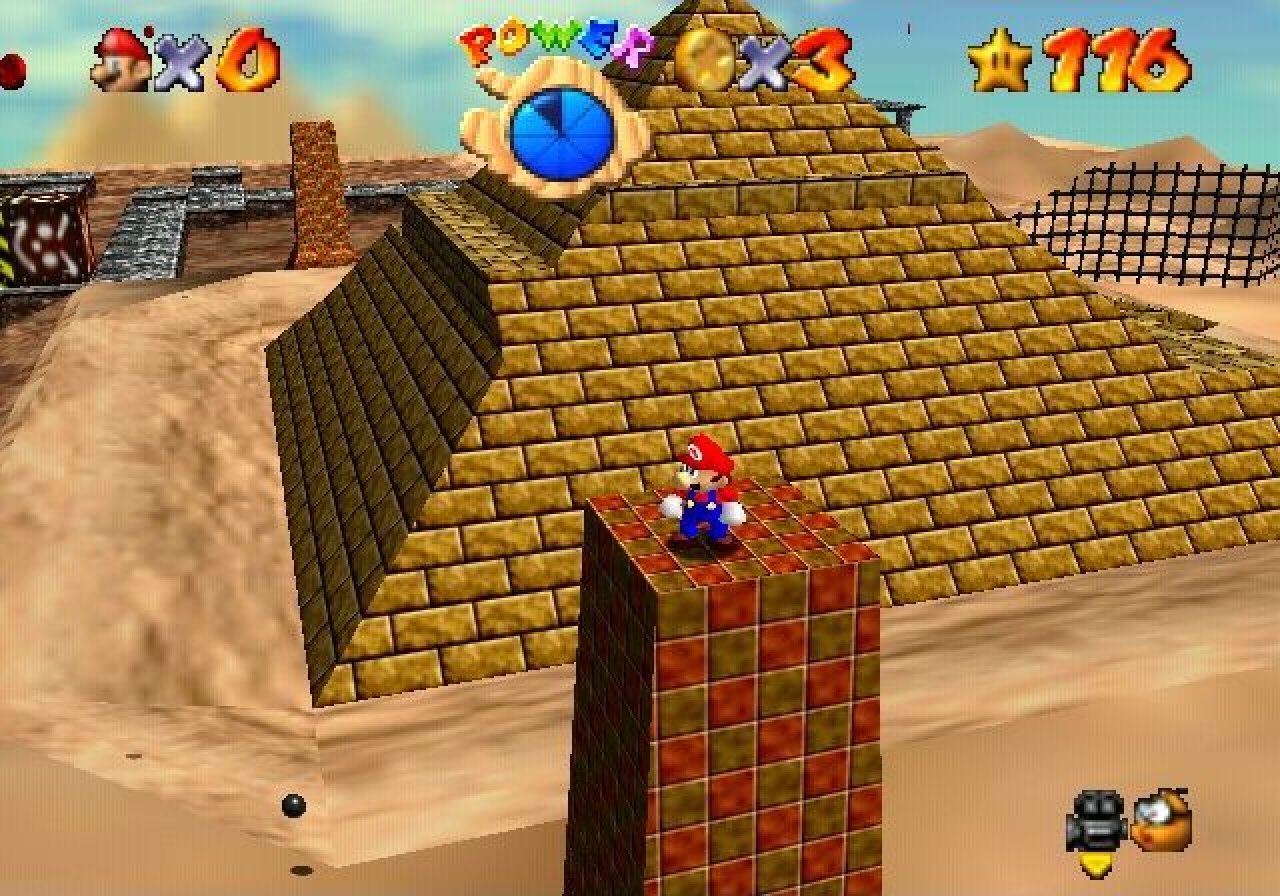 [27/05/2021] Die offen designten und sehr großflächigen Levels von Super Mario 64 sind 1996 eine Sensation und laden zum ausführlichen Erkunden ein. Hier ist Mario gerade in der Wüstenwelt unterwegs.