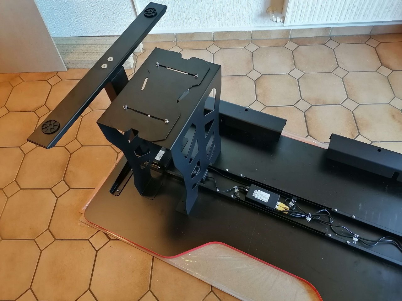 [07/05/2021] Für den in der Breite variablen PC-Halter gibt es keine Vorborhungen. Die Montage ist dementsprechend kompliziert, wenn ihr keinen Akkubohrer zur Hand habt.