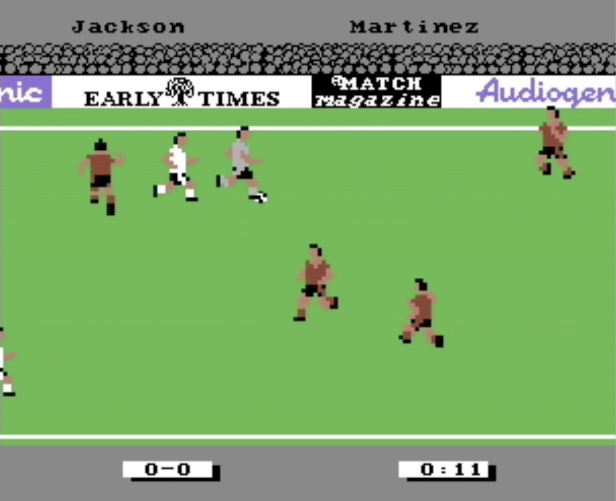 [18/06/2021] Die optischen Ähnlichkeiten zu International Soccer sind unverkennbar, doch rein spielerisch betrachtet könnte Emlyn Hughes International Soccer (1988, hier in der C64-Version) kaum unterschiedlicher sein. &nbsp;