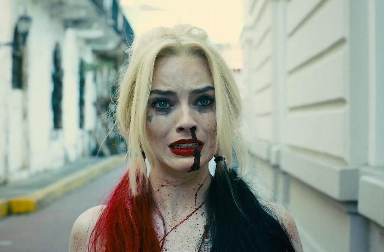 Harley Quinn aus "The Suicide Squad" blickt genervt in die Kamera.
