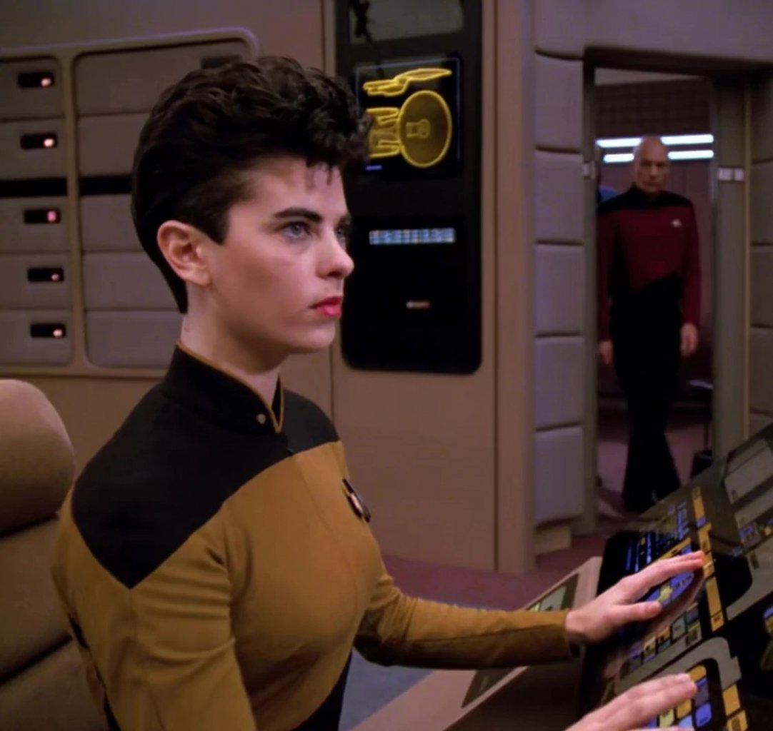 [23/07/2021] Wer die Frisur einmal gesichtet hat, kann sie nicht mehr übersehen: Fähnrich Jae taucht insgesamt in 63 TNG-Folgen und 3 Filmen auf!