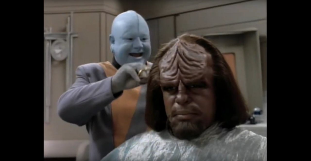 [23/07/2021] Macht gerade eine schwere Phase durch: Worf trug in Staffel 4 und 5 die berüchtigte He-Man-Mähne, bevor er später zum mächtigen Krieger-Zopf wechselte.