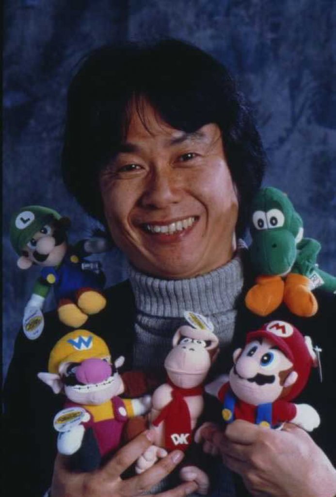 [29/07/2021] Shigeru Miyamoto wurde am 16. November 1952 in Nantan in der Präfektur Kyoto in Japan geboren. Er stieß 1977 zu Nintendo und ist für die Entwicklung von Marken wie Donkey Kong, The Legend of Zelda oder Super Mario verantwortlich.