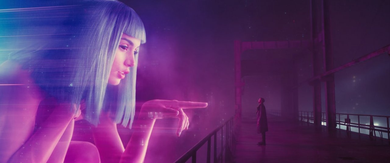 [17/09/2021] Villeneuve schreibt (mal wieder) Kinogeschichte: Auch, wenn Blade Runner 2049 finanziell, ähnlich wie es beim Original von Ridley Scott der Fall war, als Misserfolg gilt, ist der Sci-Fi-Streifen mit Ryan Gosling und Harrison Ford ein Meisterwerk und ein audiovisueller Genuss für Cineasten.