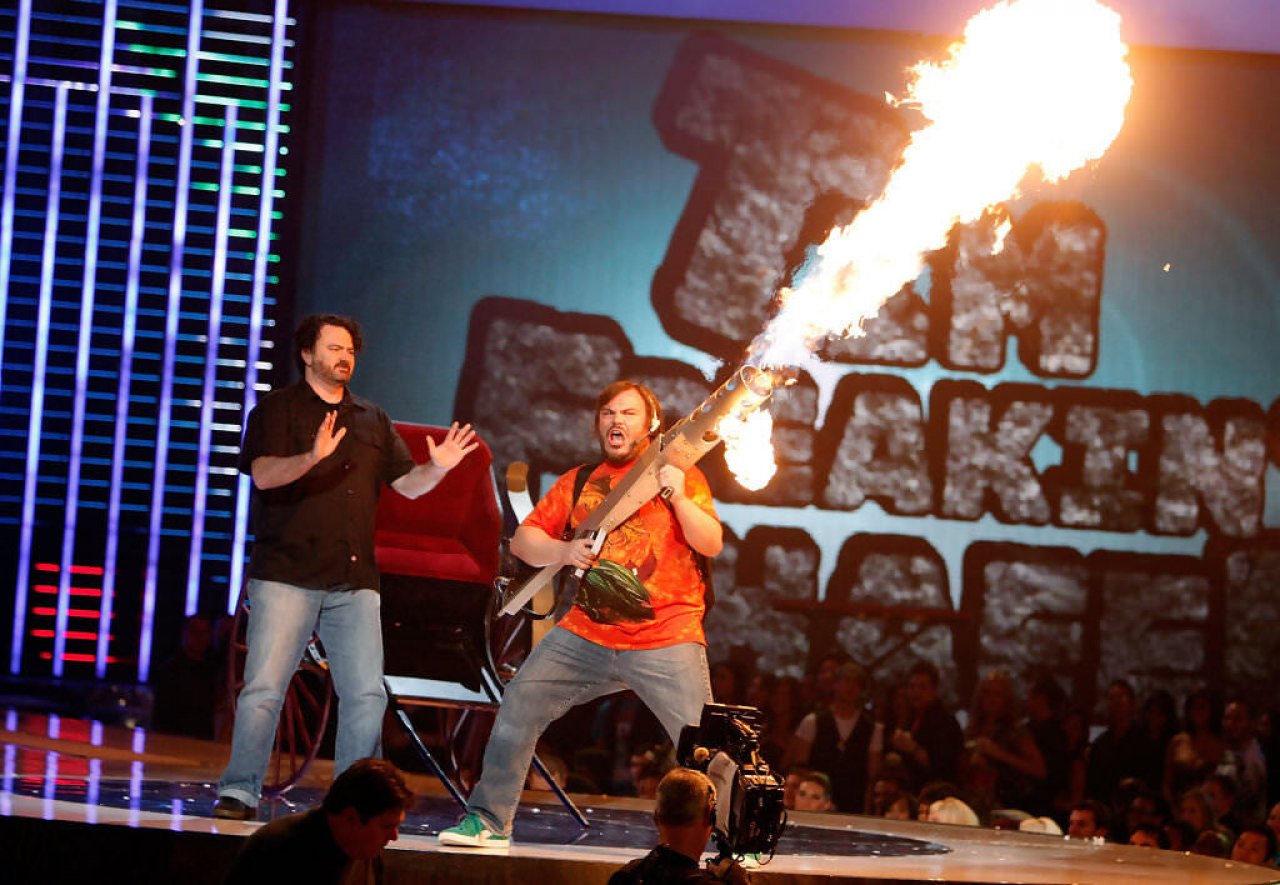 [27/10/2021] Bei den Spike TV Awards von 2008 holte Schafer den Schauspieler und Musiker Jack Black auf die Bühne, um dem Publikum ordentlich einzuheizen und Brütal Legends zu bewerben.