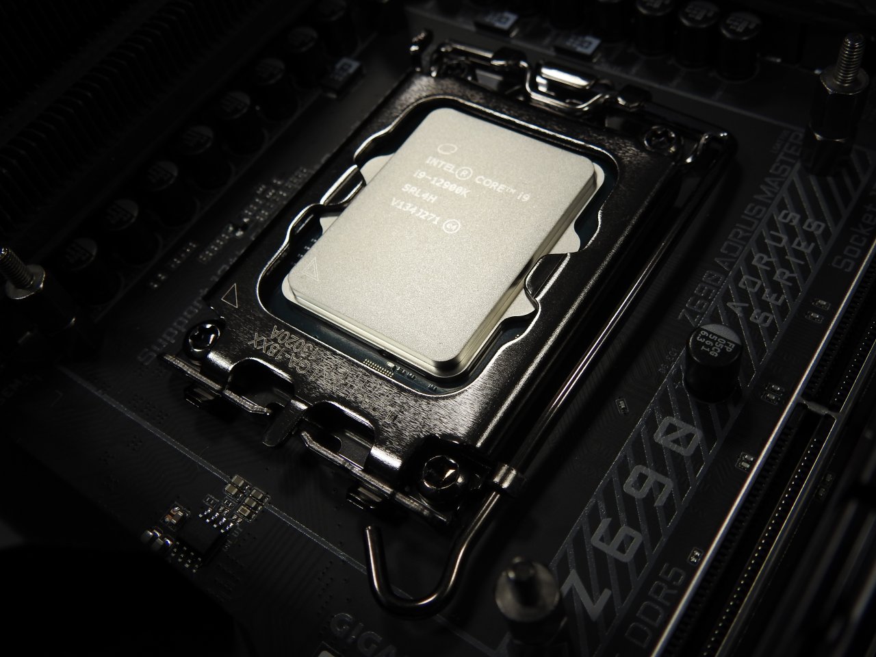[31/10/2021] Auf diesem Foto mit einem Core i9-12900K erkennen erfahrene Nutzer, dass die CPUs für den Sockel 1700 etwas länglicher sind als frühere Mainstream-CPUs. Daher ist beim Kühler-Kauf Vorsicht geboten, auch wegen der Montagevorrichtung.