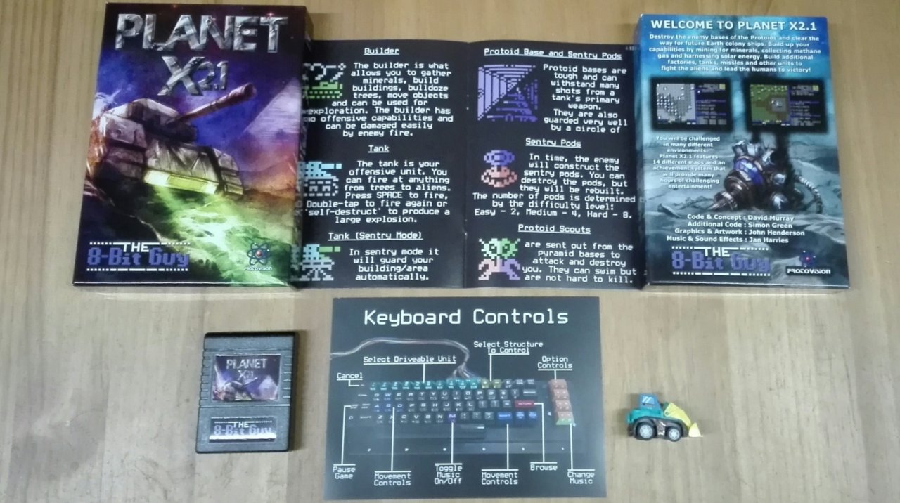[08/10/2021] Es gibt für den C64 kein Echtzeitstrategiespiel? Gibt es doch! In der Packung von Planet X2.1 findet sich ein Miniatur-Sammlerfahrzeug (rechts unten).