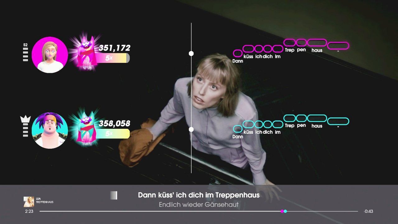 [29/11/2021] Im Hintergrund sieht man das dazu passende Musikvideo. Teilweise muss man aufpassen, dass die Videos einen nicht ablenken, aber sie sind auf jeden Fall visuell spannend.