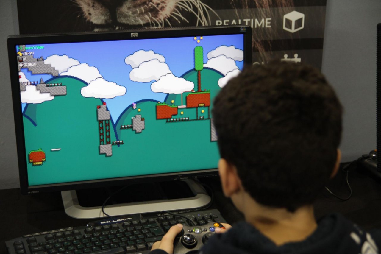 [02/12/2021] Ein Spieler, welcher das Spiel “The Misadventures of Denniz & Diana” spiel.&nbsp;