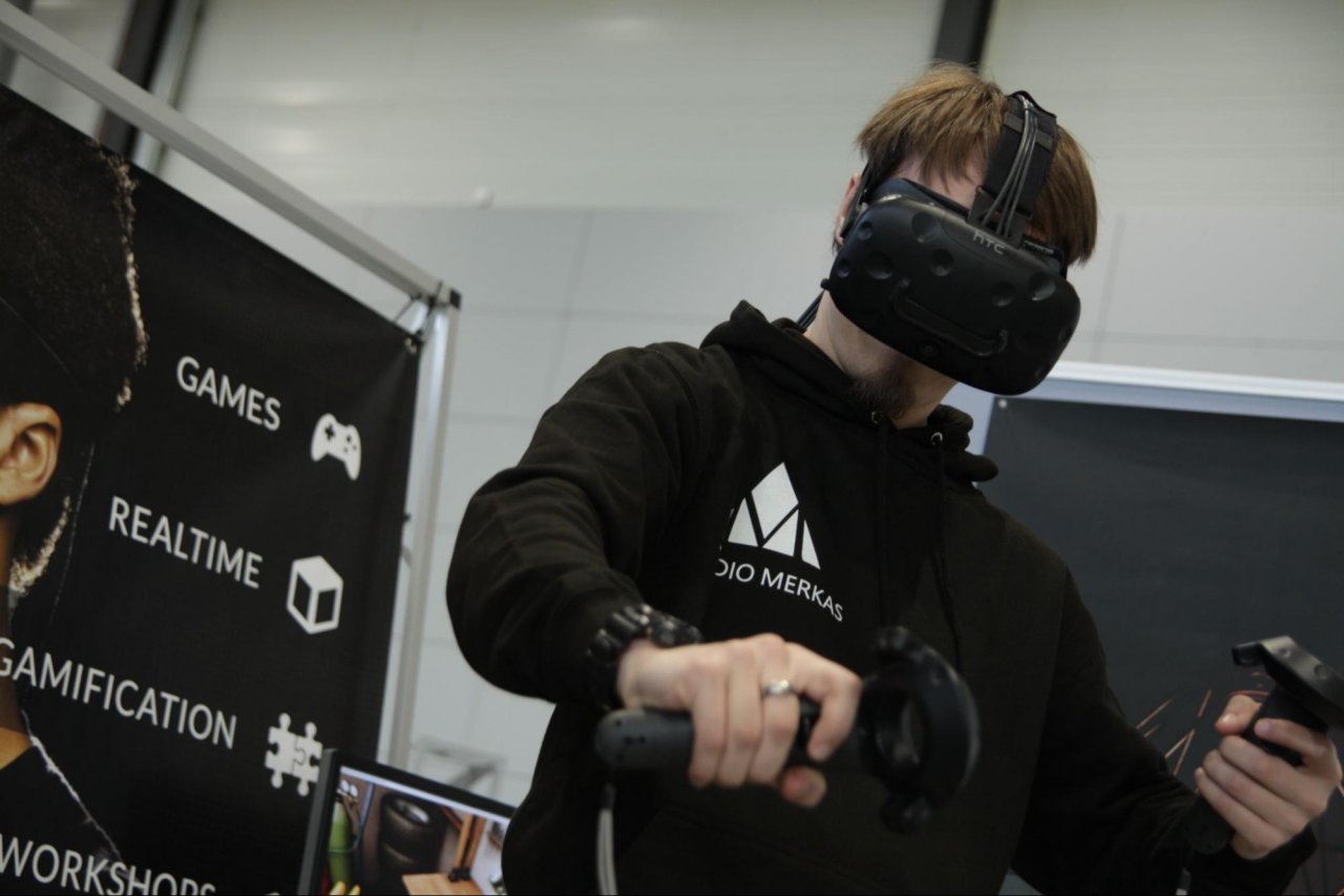 [02/12/2021] Ein Praktikant von Studio Merkas demonstriert eine VR-Anwendung.