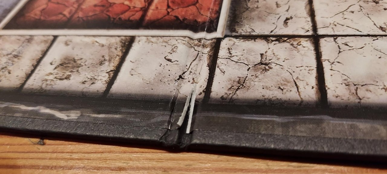 [22/02/2022] Vorsicht: Der Bedruck auf dem Brettspiel neigt leicht zu Rissen.