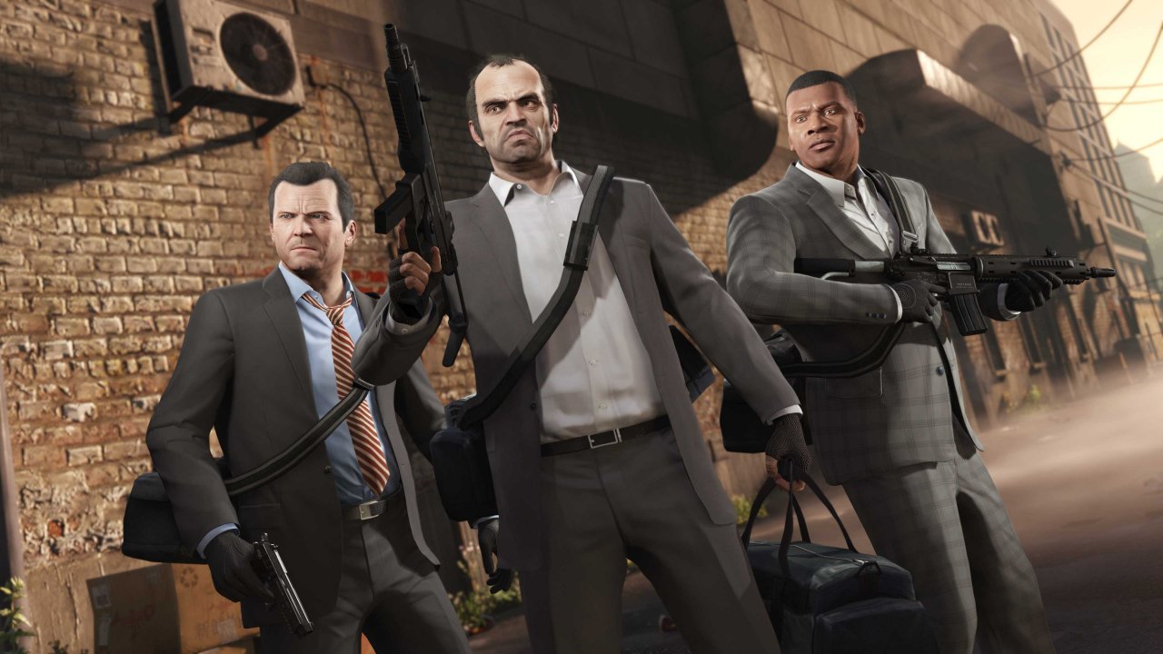 Die Story-Charaktere von GTA 5 stehen schwer bewaffnet nebeneinander.